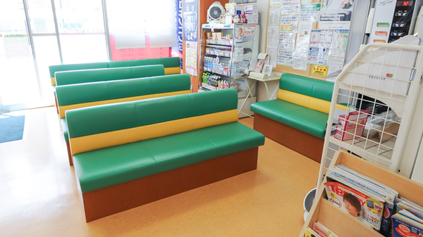 ココカラファイン薬局八木駅前店の待合スペース