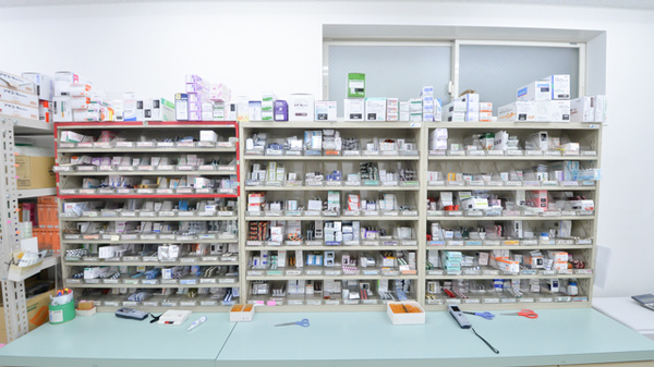 東邦薬局五条丹波口店の薬棚