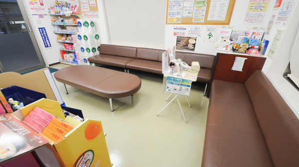 ココカラファイン薬局香久山店の待合スペース