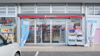 ココカラファイン薬局八木店の入口