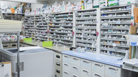 ココカラファイン薬局八木店の薬棚