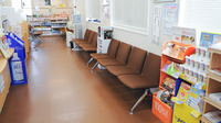 ココカラファイン薬局イズミヤ広陵店の待合スペース