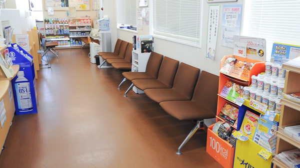 ココカラファイン薬局イズミヤ広陵店の待合スペース