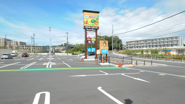 ココカラファイン薬局七条店の駐車場
