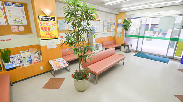 セガミ薬局日本橋店の待合スペース