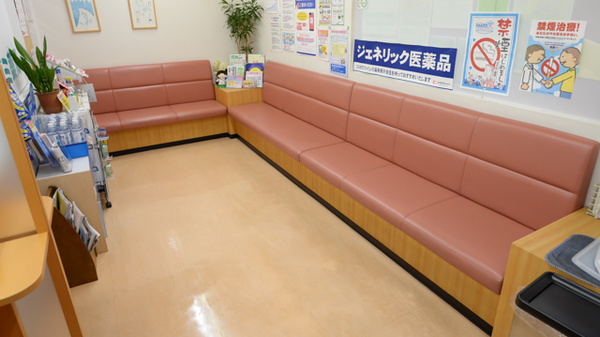 セガミ薬局あべのベルタ店の待合スペース