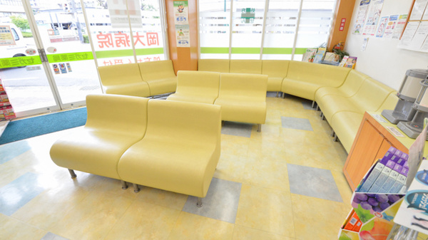 セガミ薬局岡大病院前店の待合スペース