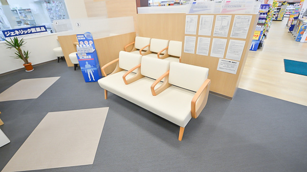 ココカラファイン薬局昭和町店の待合スペース