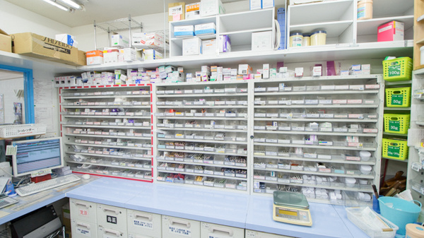 ココカラファイン薬局布施二条通店の薬棚