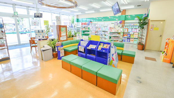 セガミ薬局貝塚店の待合スペース