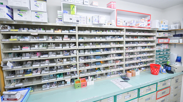 セガミ薬局堺小阪店の薬棚