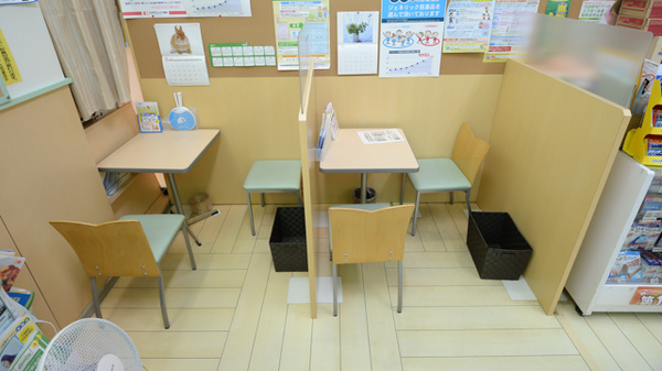 ココカラファイン薬局カナート天下茶屋店の待合スペース