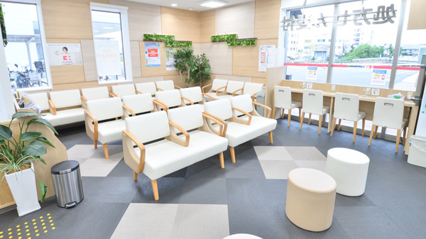 ココカラファイン薬局和泉市立総合医療センター店の待合スペース