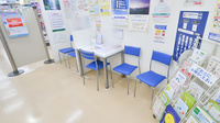 ココカラファイン薬局イズミヤ八尾店の待合スペース