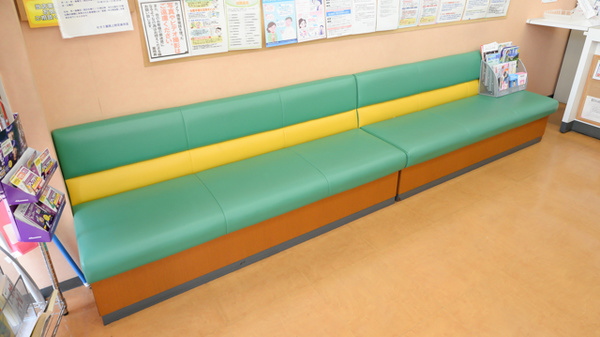 ココカラファイン薬局　上野芝楽市店の待合スペース