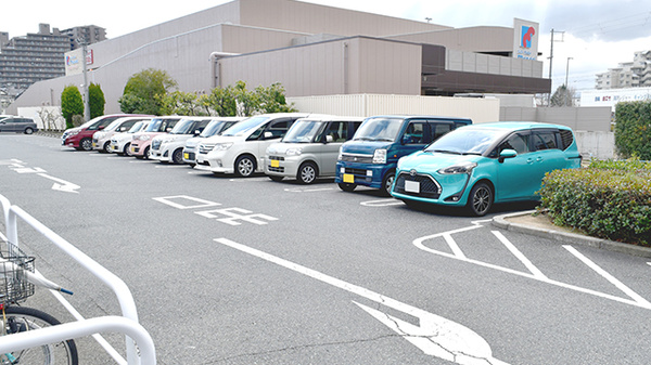 ココカラファイン薬局　上野芝楽市店の駐車場