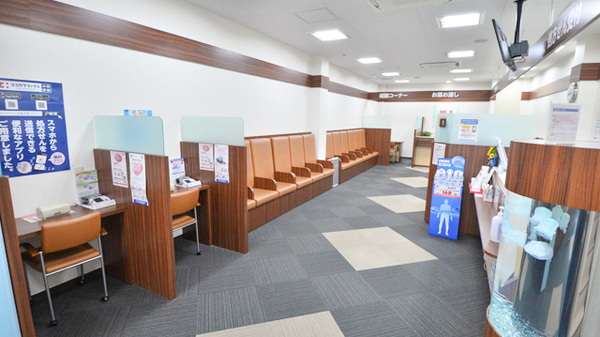 ココカラファイン薬局鳳店の待合スペース