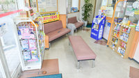 ココカラファイン薬局上小阪店の待合スペース