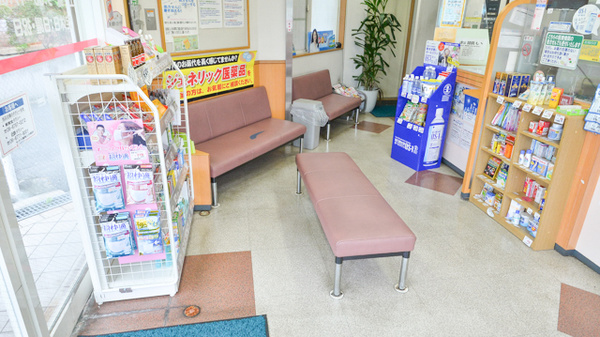 ココカラファイン薬局上小阪店の待合スペース