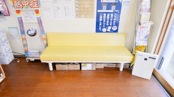 ココカラファイン薬局西明石店の待合スペース