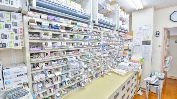 ココカラファイン薬局西明石店の薬棚