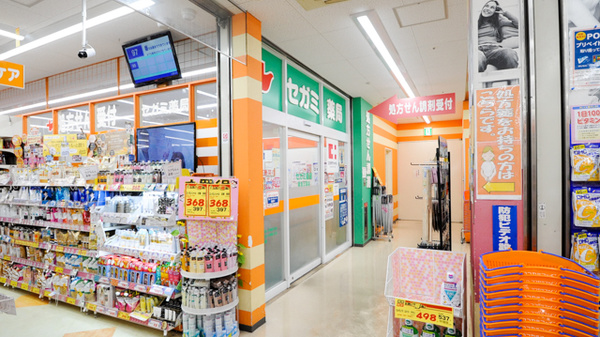 セガミ薬局阪急三国店の入口