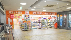 セガミ薬局阪急三国店の外観