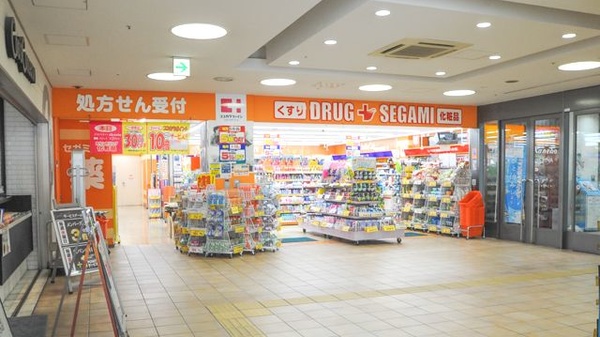 セガミ薬局阪急三国店の外観