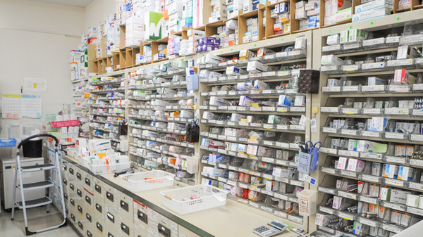 セガミ薬局阪急三国店の薬棚