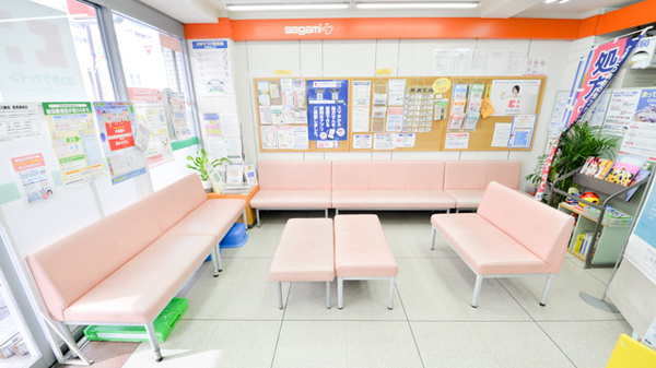 セガミ薬局香里駅前店の待合スペース