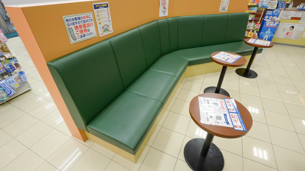 セガミ薬局堂島店の待合スペース