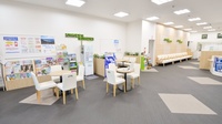 ココカラファイン薬局摂津富田店の待合スペース