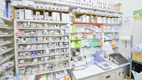 今津マルゼン薬局の薬棚
