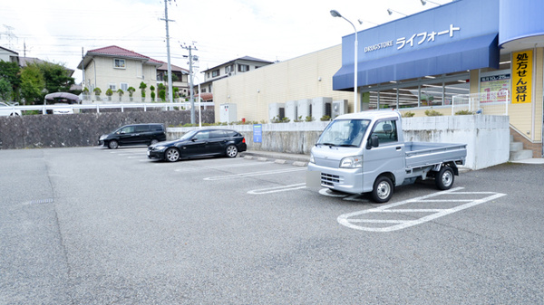 ライフォートパークタウン薬局の駐車場
