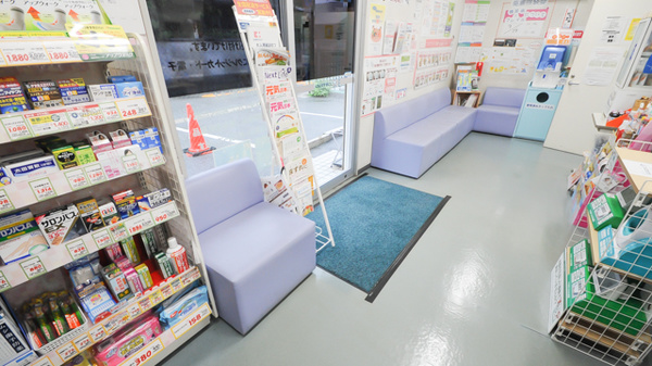 ココカラファイン薬局河東店の待合スペース