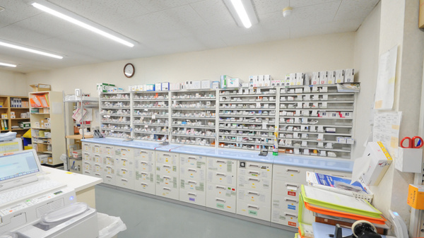 ココカラファイン薬局河東店の薬棚