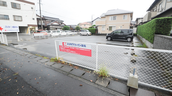 ココカラファイン薬局政所店の駐車場