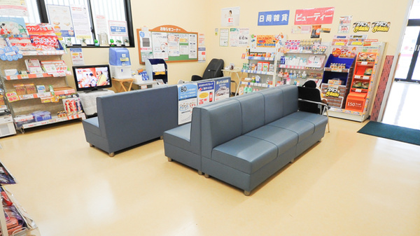 ココカラファイン薬局光店の待合スペース