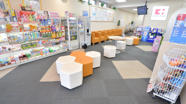 ココカラファイン薬局産業医大前店の待合スペース