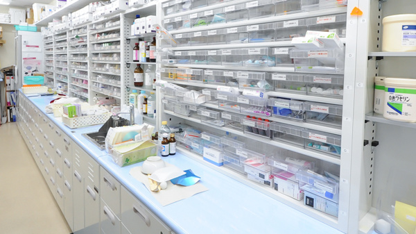 ココカラファイン薬局安佐市民病院店の薬棚
