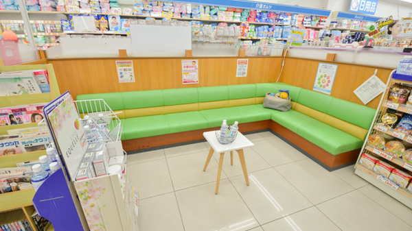 ココカラファイン薬局万屋町店の待合スペース
