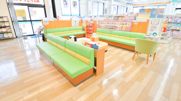 セガミ薬局江津店の待合スペース