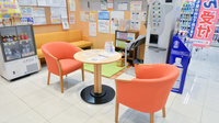 ココカラファイン薬局もりつね店の待合スペース