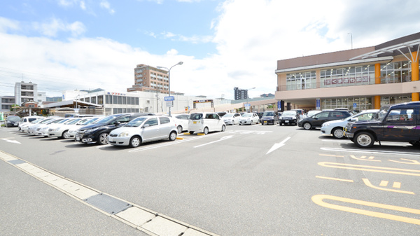 ココカラファイン薬局もりつね店の駐車場