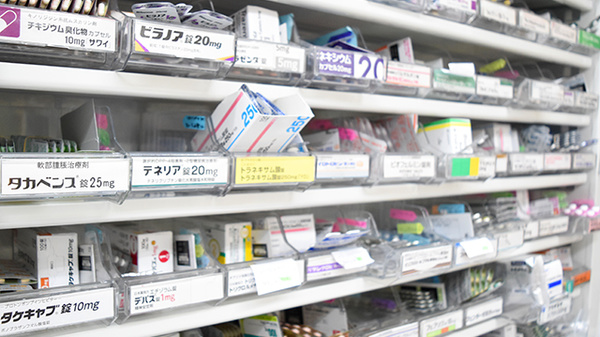 ミモザ薬局の薬棚