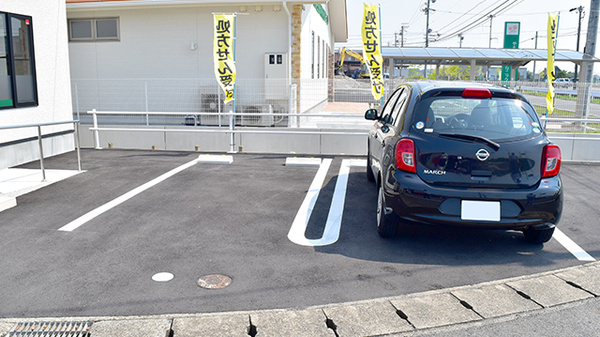 V・drug　柳津佐波薬局の駐車場