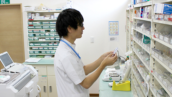 桜田調剤薬局の作業風景
