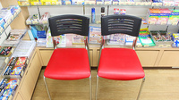 コスモ薬局　幕張駅前店の待合スペース