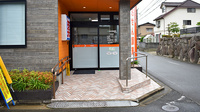 新生堂薬局　今の庄店の入口