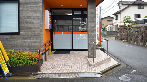 新生堂薬局　今の庄店の入口